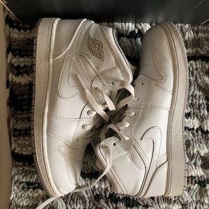 Air Jordan 1 Mid BG
